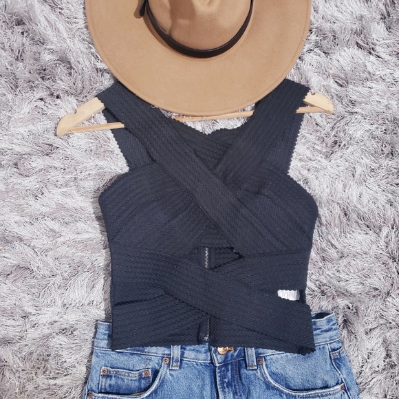 Fora Black Elastic Structured Crop Top with Zipper - Picture 2 of 5